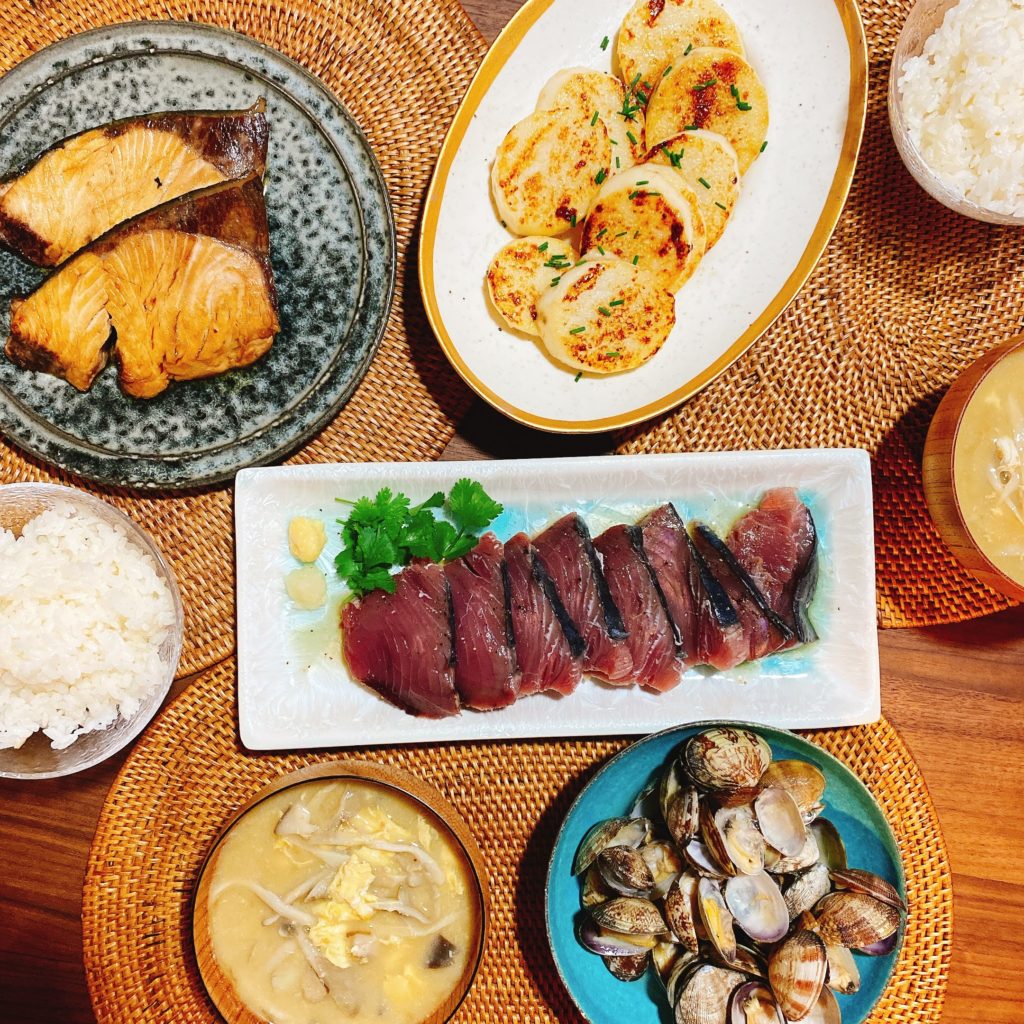 Katsuo no tataki with other dishes.